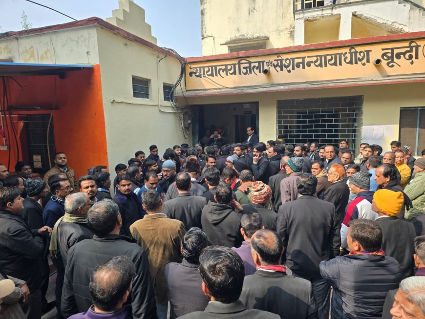 अधिवक्ताओं ने उच्च न्यायालय द्वारा रात्रिकालीन अदालतों का संचालन करने और शनिवार का अवकाश निरस्त करने की व्यवस्था का विरोध किया है.