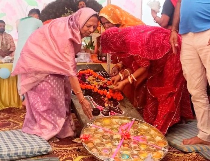 सुशीला व्यास ने श्रद्धा से लगाया छप्पन भोग, केसरी सिंह नगर में कथा में उमड़ा आस्था का सैलाब