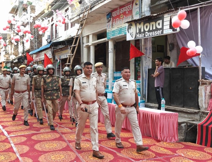 हनुमान जन्मोत्सव पर सुरक्षा कड़ी, शहर कोतवाल रमेश आर्या ने किया फ्लैग मार्च