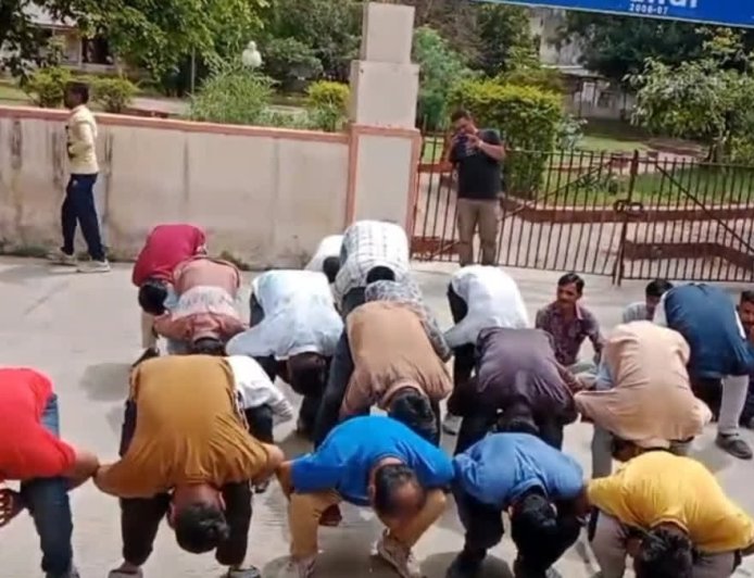 संविदा कर्मचारी कलेक्ट्रेट में बन गए 'मुर्गा', जानिए क्यों किया ऐसा प्रदर्शन महिला कर्मचारियों ने प्लेसमेंट एजेंसी पर आरोप लगाया कि उनसे देर रात तक ड्यूटी ली जाती है.