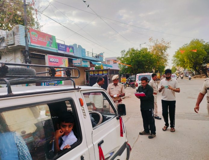 बाल वाहिनी वाहनों पर बड़ी कार्रवाई, 9 चालान और एक वैन सीज़