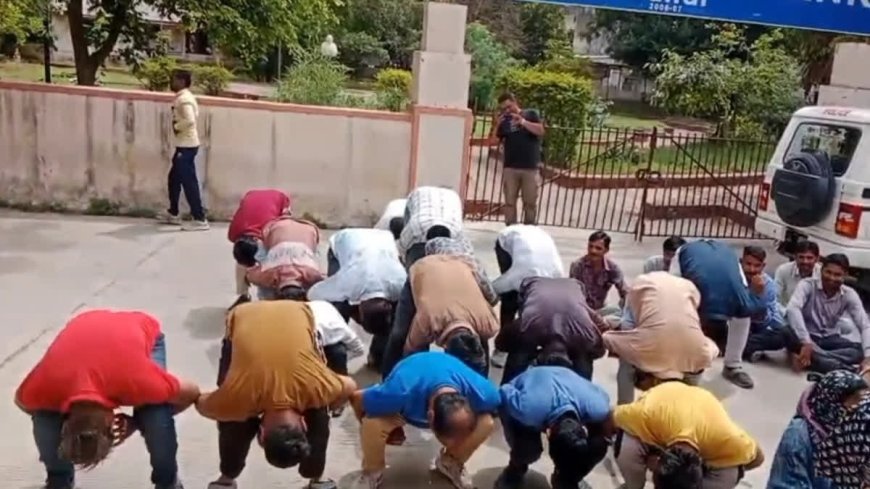 संविदा कर्मचारी कलेक्ट्रेट में बन गए 'मुर्गा', जानिए क्यों किया ऐसा प्रदर्शन महिला कर्मचारियों ने प्लेसमेंट एजेंसी पर आरोप लगाया कि उनसे देर रात तक ड्यूटी ली जाती है.